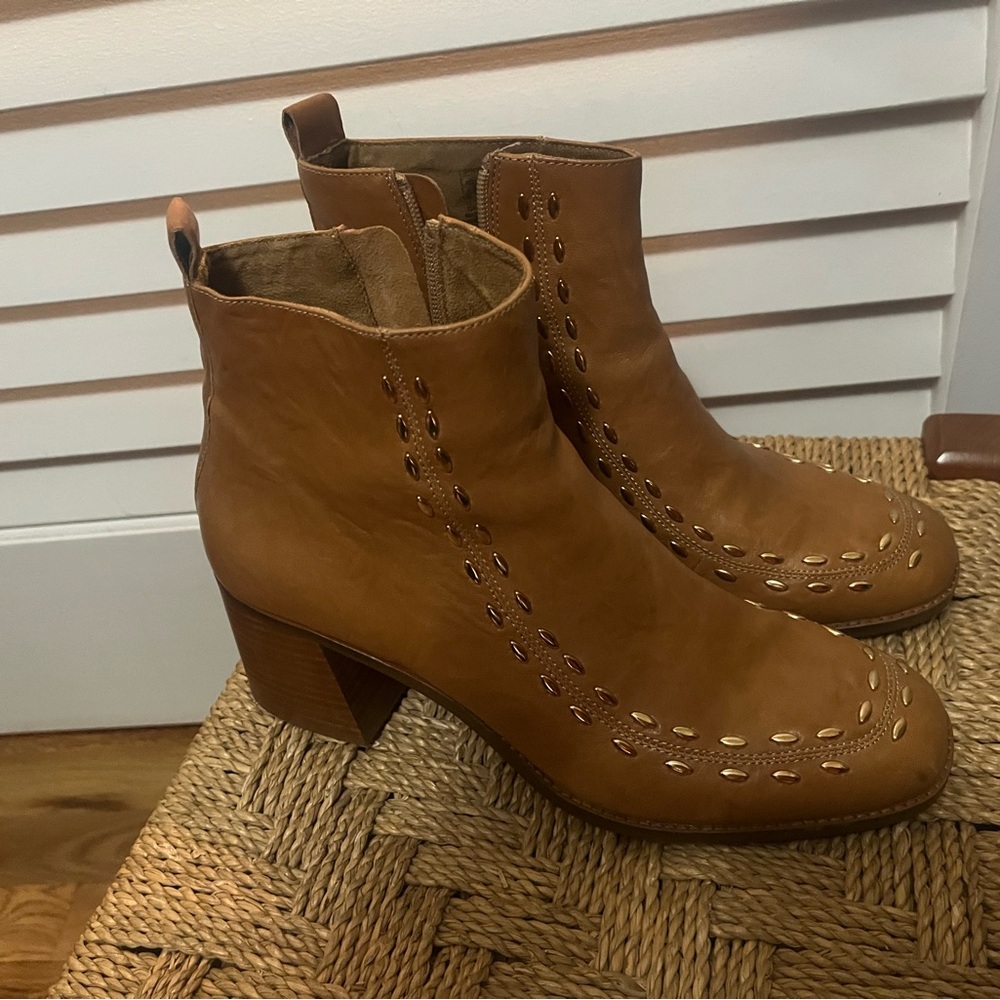 Stylish Tan Kelsi Dagger  Ankle Boots with gold detail. Size 11. Rarely worn